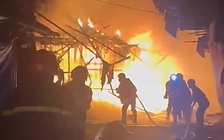 TP.HCM: Cháy nhiều căn nhà ở kết hợp kinh doanh gần chợ Nhị Thiên Đường