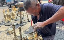 Nghề đánh bóng lư đồng ở TP.HCM: 'Ngẩng đầu lên thì đã chiều 30 tết'