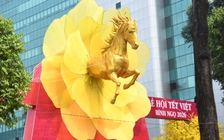 Linh vật ngựa ‘bay’ ra từ hoa mai vừa lộ diện đã ‘hot’ rần rần