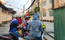 Mang cơm đến trường, phụ huynh bật khóc lo lắng bữa ăn bán trú của con