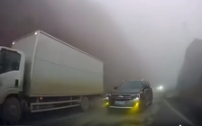 Tài xế ô tô biển xanh vượt xe tại đường đèo dốc suýt gây tai nạn