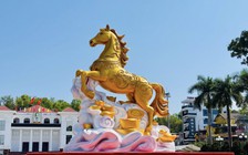 Linh vật 'ngựa vàng đạp mây trắng' xuất hiện tại Điện Biên