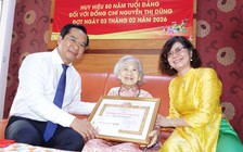 Chủ tịch UBND TP.HCM trao Huy hiệu 80 năm tuổi Đảng cho cụ bà 96 tuổi