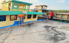 Bắt 4 tàu sắt chở gần 800 mét khối cát từ hướng biển đi vào sông Cửa Đại