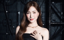 Hòa Minzy bị chỉ trích 'chiếm sóng' khi mời bố mẹ lên sân khấu nhận giải