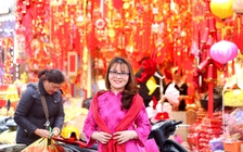 Phố cổ Hà Nội đỏ rực đón tết Nguyên đán Bính Ngọ, người dân rộn ràng check-in