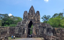 'Cưỡi ngựa xem hoa' tại Angkor