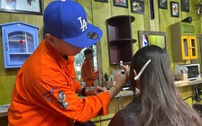 Tại nơi này sinh viên được cắt tóc miễn phí