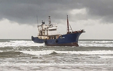 Tàu vỏ sắt 300 tấn nghi của nước ngoài trôi dạt vào bờ biển Quảng Ngãi