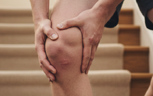 Bước xuống cầu thang nhiều có hại khớp gối không?