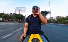 Xác minh clip chạy xe mô tô buông 2 tay, nghe điện thoại ở TP.HCM
