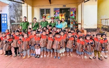 'Áo ấm mùa đông' sưởi ấm lòng người vùng lũ Gia Lai