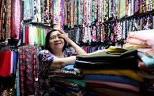 Tiểu thương lớn tuổi ở chợ truyền thống TP.HCM chật vật với sổ sách, hóa đơn