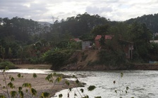 Sạt lở bờ sông Pô Kô uy hiếp khu dân cư và trường học