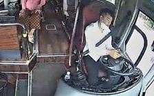 Đồng Tháp: Phạt 5 triệu và trừ 4 điểm bằng lái tài xế buông vô lăng