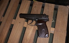 Bắt bị can trốn truy nã, phát hiện tàng trữ súng