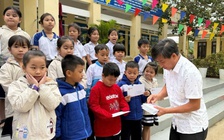 Mang mùa xuân đến sớm với học sinh vùng lũ Đắk Lắk