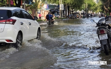 Triều cường vượt mức kỷ lục năm 2000, đường trước chợ Biên Hòa lênh láng nước