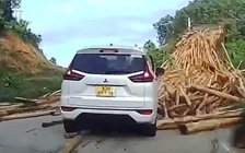 Xe tải chở gỗ keo đổ tràn xuống đèo Liêu, ô tô thoát nạn trong gang tấc