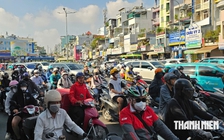 Sáng đầu tuần 12.10, ngã tư Bảy Hiền có lúc kẹt xe cục bộ sau khi chặn hướng đi thẳng