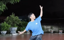 Cậu bé 10 tuổi tự học múa qua mạng
