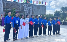 Bạn trẻ đứng dọc các tuyến đường dẫn về Nghĩa trang liệt sĩ TP.HCM để tri ân