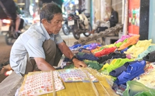 Người đàn ông 62 tuổi bán dép bên lề đường TP.HCM, khách chạy xe nhiều vòng tìm mua