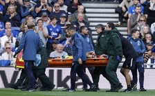 Thủ thành Emiliano Martinez chấn thương kinh hoàng, HLV Alonso lên tiếng trấn an CĐV Chelsea