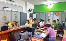 Xử phạt 6 phụ nữ ngồi giữa đường đèo Hải Vân chụp ảnh