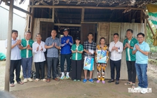 Diễn viên Huy Khánh đồng hành Báo Thanh Niên xây 2 nhà nhân ái ở Cà Mau