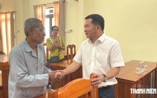 Thăm gia đình bị hỏa hoạn ở phường Vĩnh Tế, ông Đinh Văn Nơi hỗ trợ thêm tiền