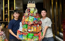 Ngày 20.10, màn tặng quà của dàn 'soái ca' cho cô giáo và bạn nữ 'gây sốt'