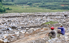 50 ha ruộng bị đất đá vùi lấp 2 năm chưa thể khắc phục vì 'quy trình’?