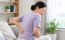 Đau lưng có phải là dấu hiệu của tình trạng xương yếu đi?