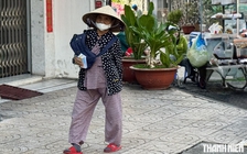 Vòng xoáy đường cùng sinh kế, người bán vé số dạo gánh bao nhiêu rủi ro?