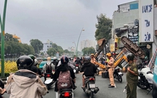 Xe múc lật ngửa trên đường Hoàng Sa, giao thông ùn ứ