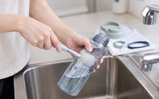 Bình nước cá nhân bao lâu chưa rửa? Đừng bỏ quên những chỗ này