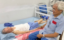 Thương nhà văn Đoàn Thạch Biền 'Áo trắng' giờ nằm một chỗ, nhìn ngắm quanh nhà...