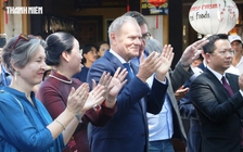 Thủ tướng Ba Lan Donald Tusk tham quan phố cổ Hội An