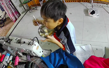 Cậu bé 9 tuổi tự chiên cơm nguội ăn sáng, dặn mẹ cứ ngủ thêm
