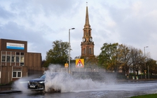 Bão nối bão gây thiệt hại trên diện rộng ở châu Âu