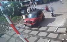 Vượt đường sắt bất chấp đèn đỏ, tài xế ô tô bị phạt 19 triệu đồng