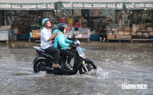 Không mưa, triều cường biến đường TP.HCM thành sông giữa giờ tan tầm
