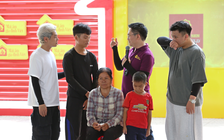 Đại Nghĩa bật khóc trước cậu bé 16 tuổi làm bốc vác phụ bà nuôi em