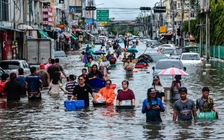 Bangkok biến thành 'biển hồ' sau đợt mưa dai dẳng