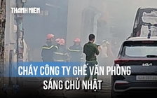 Công ty sản xuất ghế văn phòng cháy lớn, ô tô đỗ cạnh xưởng 'vạ lây'