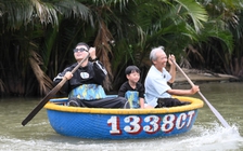 Huy R vất vả chèo thuyền thúng, hát live 'Anh thanh niên' giữa rừng dừa Bảy Mẫu