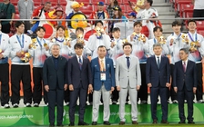 Chủ tịch VFF Trần Quốc Tuấn cùng trao thưởng cho U.23 Hàn Quốc vô địch ASIAD 2026