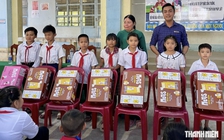 Thầy giáo dành 1/2 tiền lương tiếp sức học trò nghèo