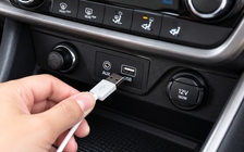 Vì sao cổng USB trên xe ô tô sạc điện thoại rất chậm?
